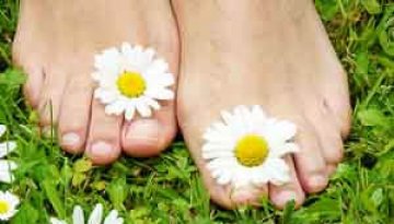 healthy feets, gesunde Füße auf Blumenwiese, barfuß, Margarit